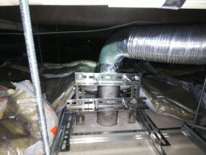 排気用ブロア設置及びダクト配管作業2