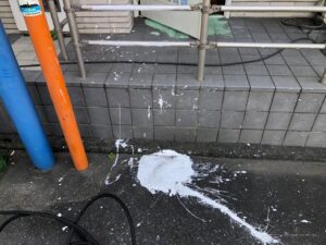藤沢市鵠沼ペンキ溢れ痕除去作業3