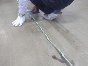 実験室床塗装作業_下地処理工程1