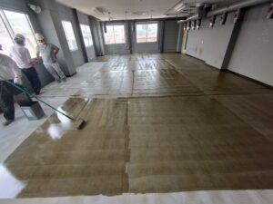 実験室床塗装作業_下地処理工程3