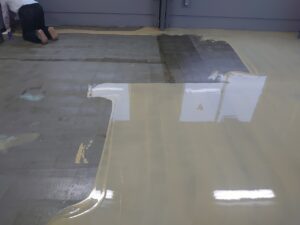 実験室床塗装作業_下塗り処理工程1