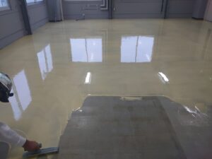 実験室床塗装作業_下塗り処理工程2