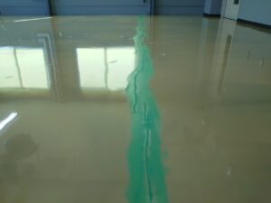 実験室床塗装作業_仕上げ工程2