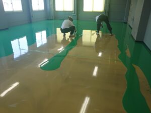 実験室床塗装作業_仕上げ工程3