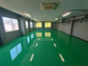 実験室床塗装作業_仕上げ工程6