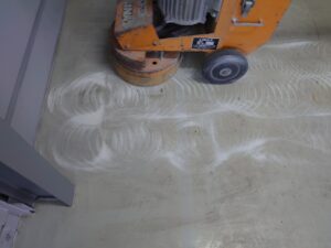 実験室床塗装作業_磨き工程1