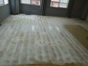 実験室床塗装作業_磨き工程2