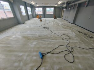 実験室床塗装作業_磨き工程4