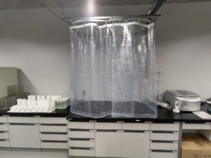 研究室内クリスタルカーテン設置作業3
