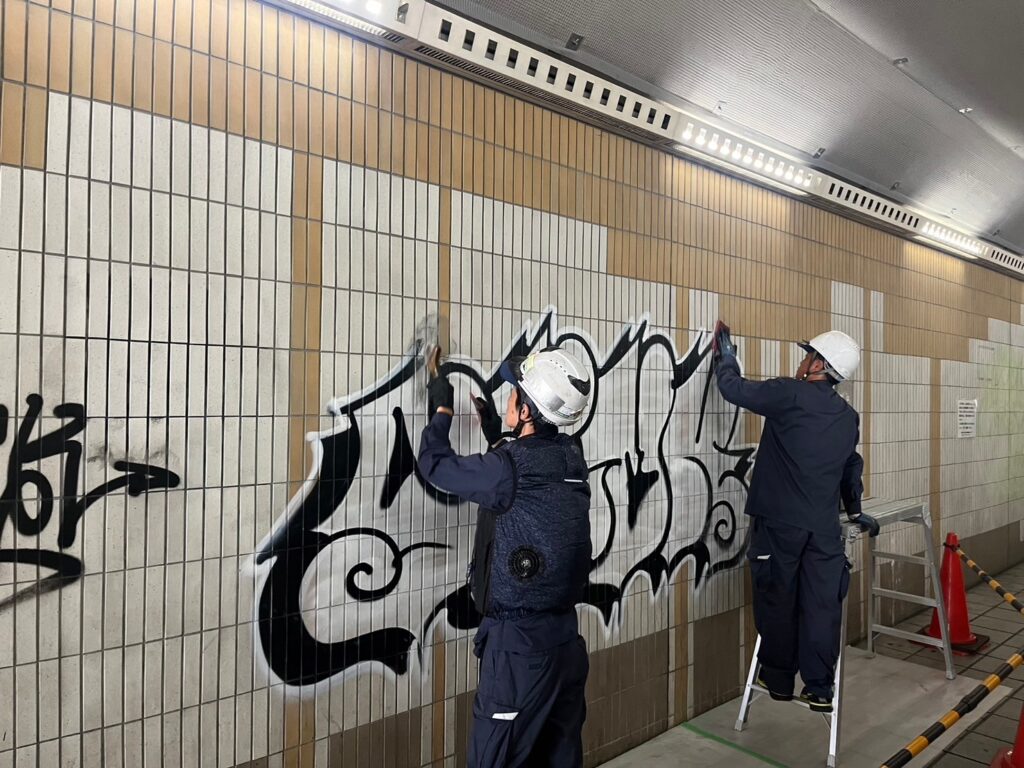 豊島区池袋 ビックリガード下落書き除去作業 エコロビーム東京 | 株式