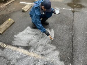 東京都福生市_駐車場アスファルト_エンジンオイル痕除去作業1