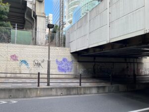 千代田区秋葉原_鉄道ガード下落書き除去作業2