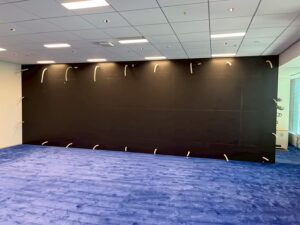 港区浜松町_貿易センタービル_大型LEDディスプレイ設置作業1