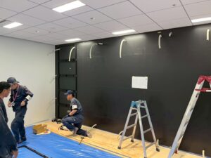 港区浜松町_貿易センタービル_大型LEDディスプレイ設置作業2