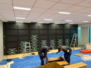 港区浜松町_貿易センタービル_大型LEDディスプレイ設置作業3