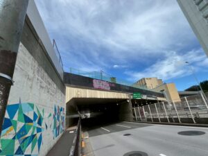 渋谷区渋谷_青山トンネル上落書き除去作業1