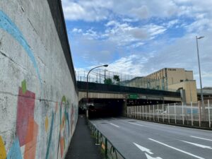 渋谷区渋谷_青山トンネル上落書き除去作業2