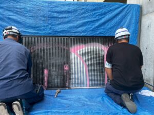 渋谷区渋谷_青山トンネル上落書き除去作業3