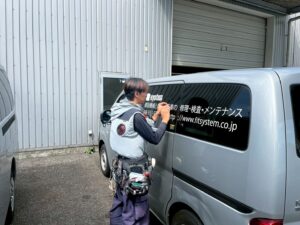商用車カッティングシート貼付作業1