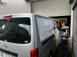 商用車カッティングシート貼付作業3