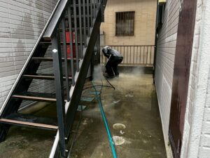 杉戸町アパート共用部洗浄作業3