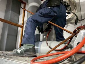 横浜市港北区_塩ビ排気ダクト配管作業3