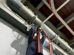 横浜市港北区_塩ビ排気ダクト配管作業4
