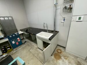 西池袋_大学研究室実験台撤去1