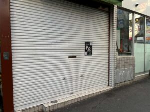 下北沢落書き除去作業1