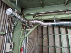 工作機械ダクト配管作業2