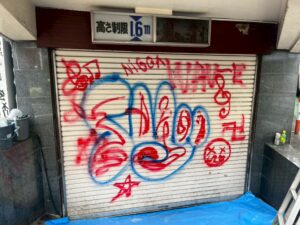 渋谷区道玄坂落書き除去作業1