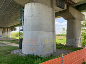 さいたま市 羽根倉橋橋脚落書き除去作業1