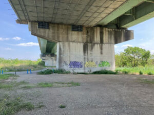 さいたま市 羽根倉橋橋脚落書き除去作業3