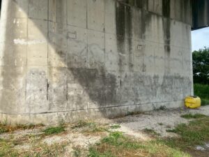 さいたま市 羽根倉橋橋脚落書き除去作業6