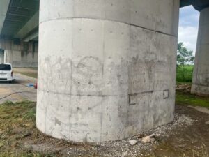 さいたま市 羽根倉橋橋脚落書き除去作業8